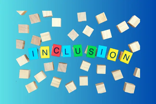 Das Wort Inklusion, umgeben von bunten Würfeln auf blauem Hintergrund, sinnbildlich für die digitale Inklusion.